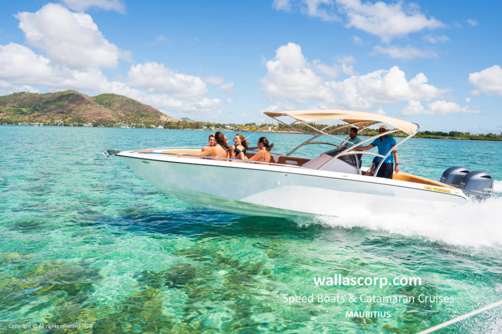 Schnellboot auf dem türkisfarbenen Wasser von Mauritius