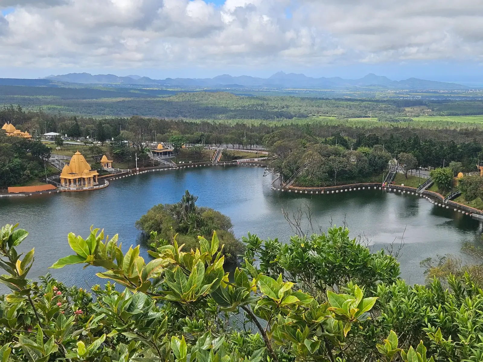 Grand Bassin, également appelé Ganga Talao, avec ses temples hindous et sa végétation à Maurice.