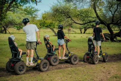 Besucher auf Safari-Eco-Rider-Fahrzeugen im Casela Nature Parks auf Mauritius.